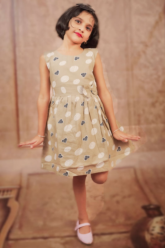 Pariari Girls Sleeveless Beige Heart & Bubble Bow Frock