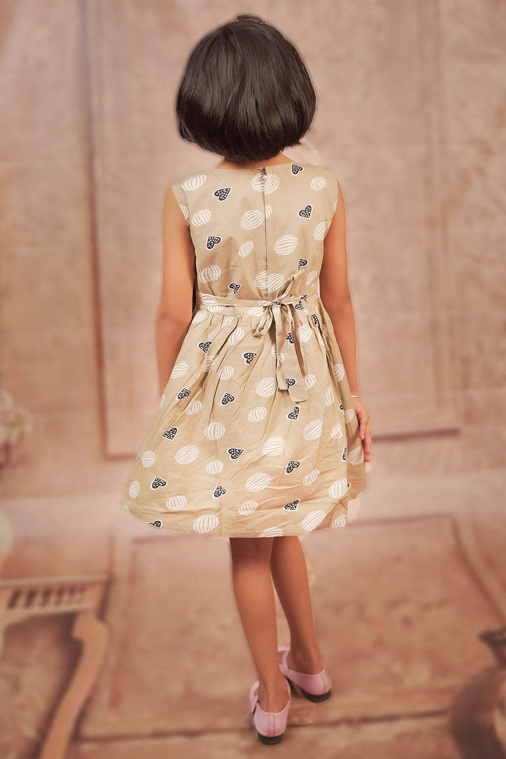 Pariari Girls Sleeveless Beige Heart & Bubble Bow Frock